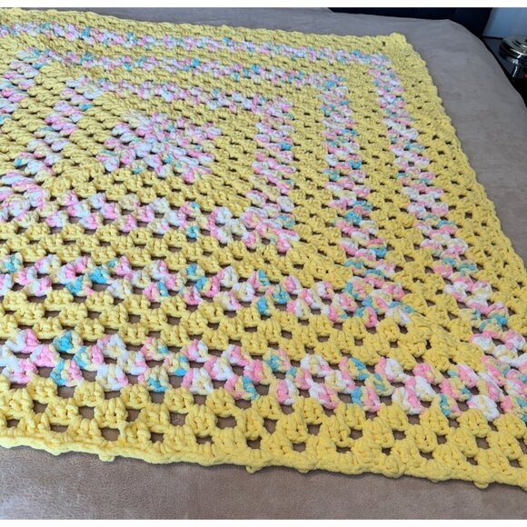 CROCHET BABY BLANKET PASTEL MULTI COLOR GRANNY SQUARE vintage chenille yarn supe - Picture 4 of 8